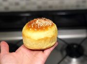 Una foto de pan de papa con aceite