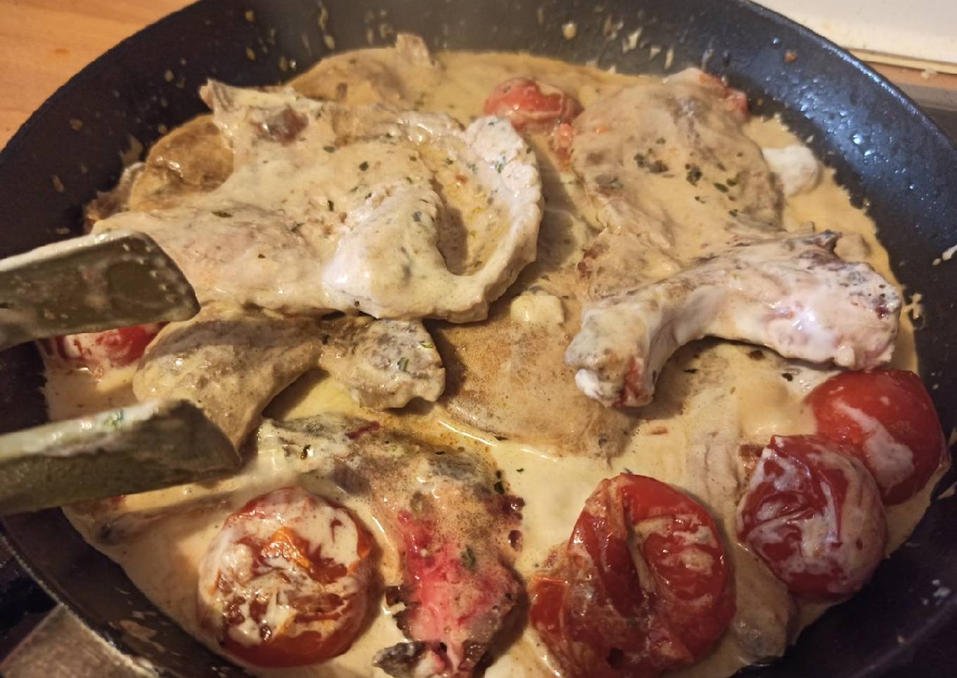 Chuletas en salsa de nata y cherrys con patatas queseras