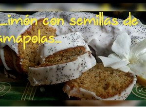 Una foto de Budín semi integral de limón con semillas de amapolas