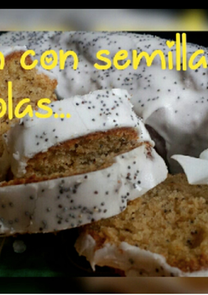 Una foto de Budín semi integral de limón con semillas de amapolas