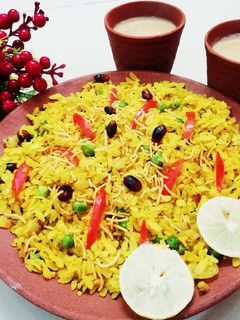कांदा पोहा (Kanda Poha recipe in Hindi) रेसिपी मुख्य फोटो