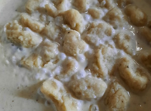 Una foto de Ñoquis con salsa a los 4 quesos fácil (sin crema)