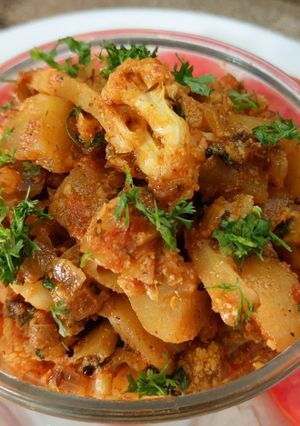 फ्लाॅवर बटाटा भाजी (Flower Batata Bhaji Recipe In Marathi) रेसिपी चे मुख्य फोटो 