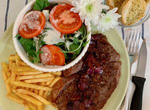 Hình của món Bò bít tết sốt tiêu đen.