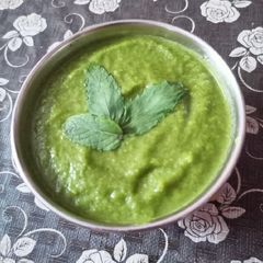 A picture of Raw mango mint chutney.