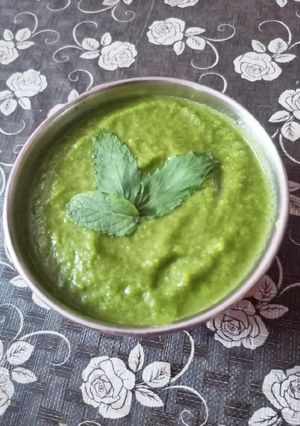 A picture of Raw mango mint chutney.