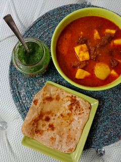 आलू वड़ी ओर पनीर (aloo vadi aur paneer recipe in Hindi) रेसिपी मुख्य फोटो