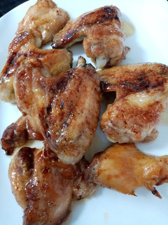 Una foto de Alitas de pollo caramelizadas