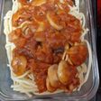 Tallarines en salsa roja y champiñones