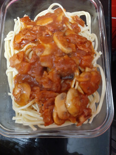 Una foto de Tallarines en salsa roja y champiñones