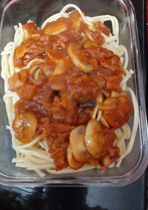 Una foto de Tallarines en salsa roja y champiñones
