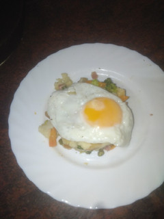 Una foto de Salteado de verduras con huevo frito