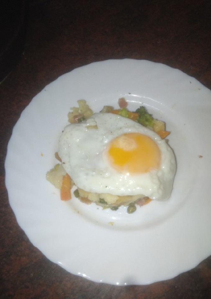 Una foto de Salteado de verduras con huevo frito