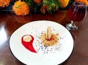 Una foto de macarrón con manzana