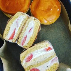 A picture of Strawberry creamy buns.