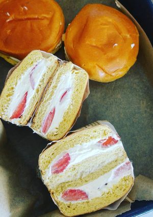 A picture of Strawberry creamy buns.