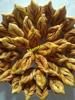 मीठी मठरी (meethi mathri recipe in Hindi) रेसिपी मुख्य फोटो