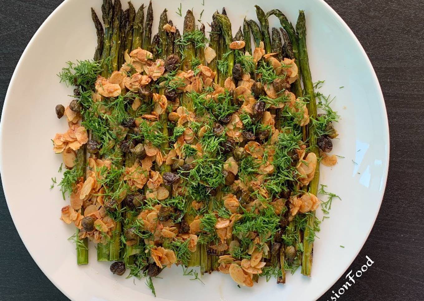 Asperges rôties avec amandes, câpres et aneth.<br />Ottolenghi <br />@4PassionFood<br />#clo