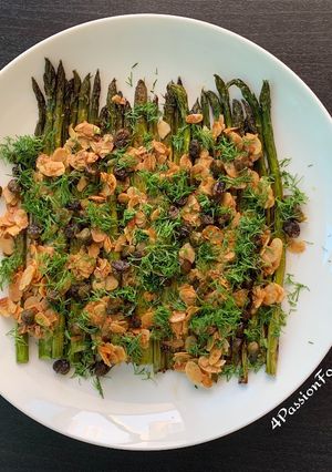 Une photo de Asperges rôties avec amandes, câpres et aneth.Ottolenghi@4PassionFood#clo