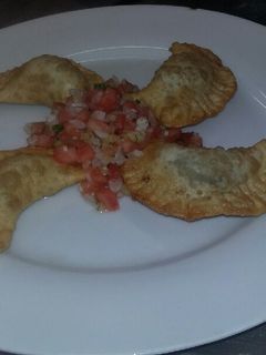 Una foto de Empanadas de mariscos fritas con Pebre