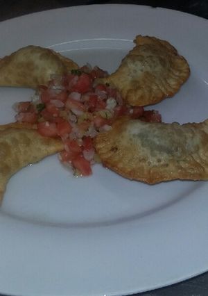 Una foto de Empanadas de mariscos fritas con Pebre