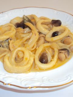 Una foto de Calamares encebollados con setas