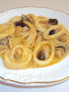 Una foto de Calamares encebollados con setas