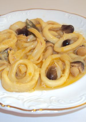 Foto principal de Calamares encebollados con setas