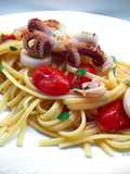 Linguine con calamari e datterini