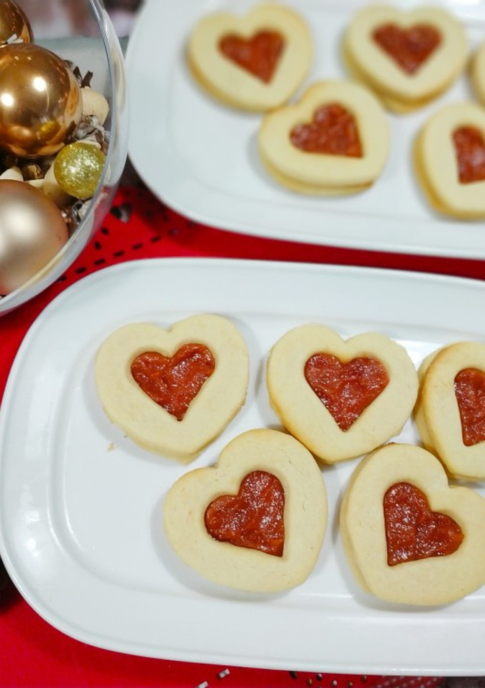 Una foto de Galletitas con dulce de membrillo y limoncello