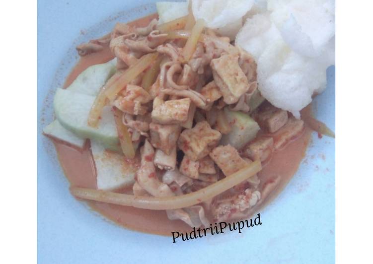 Lontong Sayur (labu siam, usus, tahu)