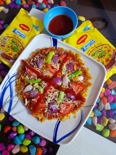 મેગી નૂડલ્સ તવા પીઝા (Maggi Noodles Tawa Pizza Recipe In Gujarati) રેસીપી મુખ્ય ફોટો