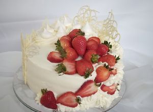 Una foto de Torta frutillas con crema y un poquito más 💕