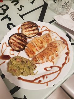 Una foto de Calamares y berenjena a la plancha con guacamole acompañamiento
