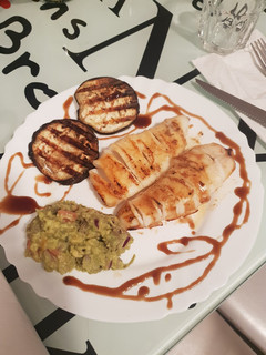 Una foto de Calamares y berenjena a la plancha con guacamole acompañamiento