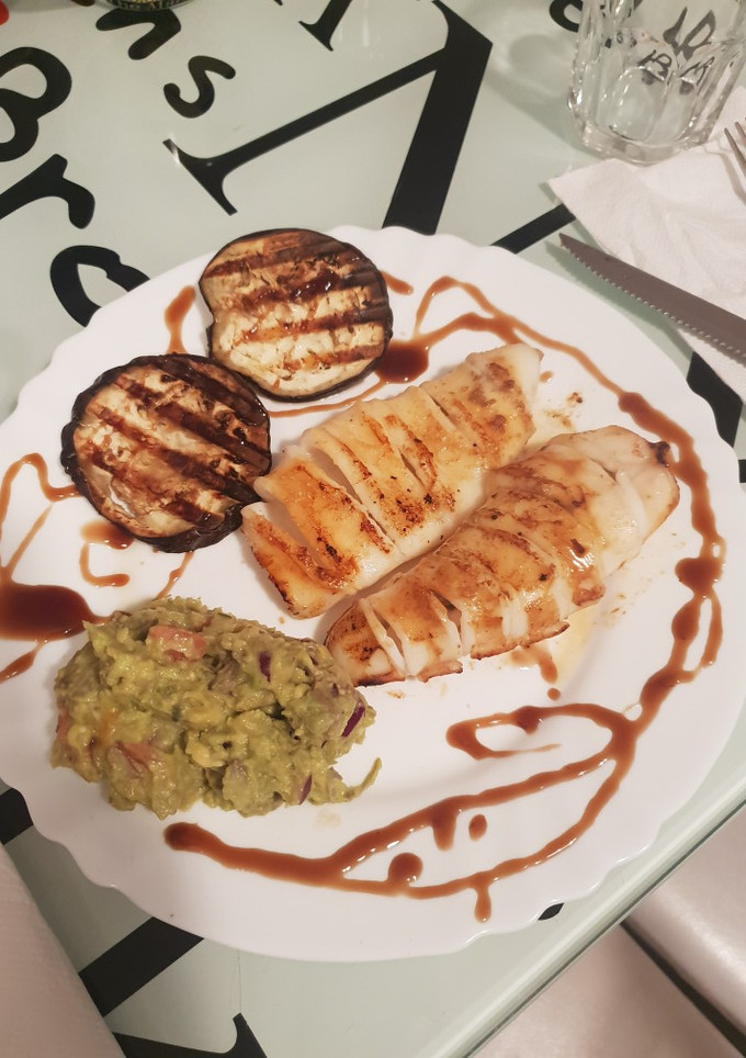 Una foto de Calamares y berenjena a la plancha con guacamole acompañamiento