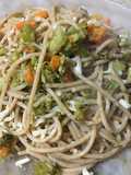Spaghetti integral con ajo, brócoli y verduras salteadas