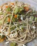 Spaghetti integral con ajo, brócoli y verduras salteadas