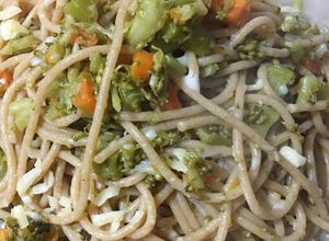 Una foto de Spaghetti integral con ajo, brócoli y verduras salteadas
