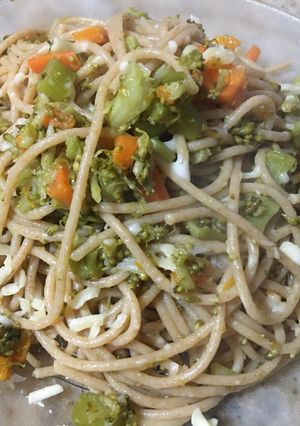 Una foto de Spaghetti integral con ajo, brócoli y verduras salteadas