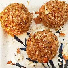 A picture of Choori Ke ladoo.