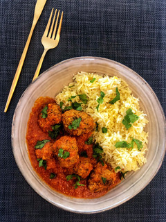 Una foto de Kofta curry con arroz basmati