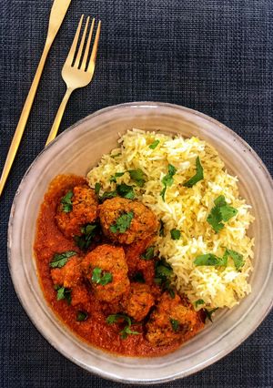 Una foto de Kofta curry con arroz basmati