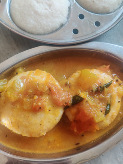 सूजी इडली(Suji ki idli recipe in hindi) रेसिपी मुख्य फोटो