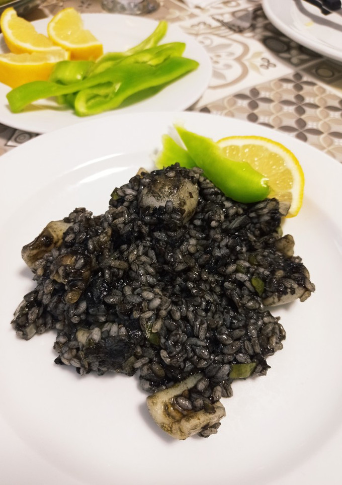 Una foto de Arroz negro con sepia