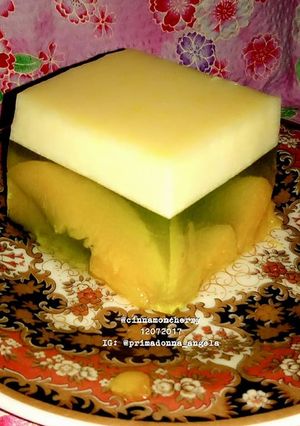 A picture of Peach Jelly with Cream Cheese.