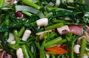 Cara Gampang Menyiapkan Cah kangkung cumi saos tiram Anti Gagal