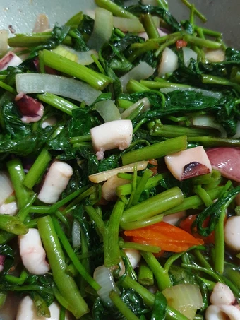 Cara Mudah Membikin Resep Cah kangkung cumi saos tiram yang Lezat Anti Ribet, Mantap Sekali