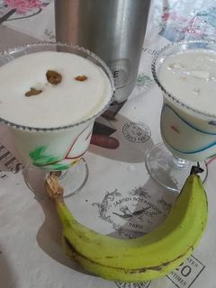 બનાના શેક (Banana Shake Recipe In Gujarati) રેસીપી મુખ્ય ફોટો
