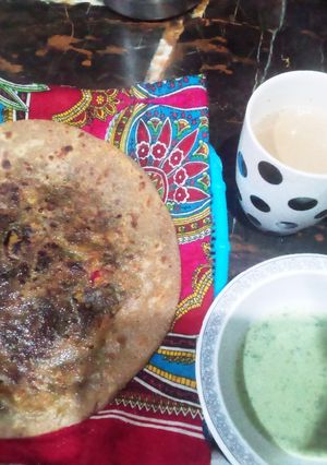 A picture of Alo methi ka paratha with podeeny ki chutney.